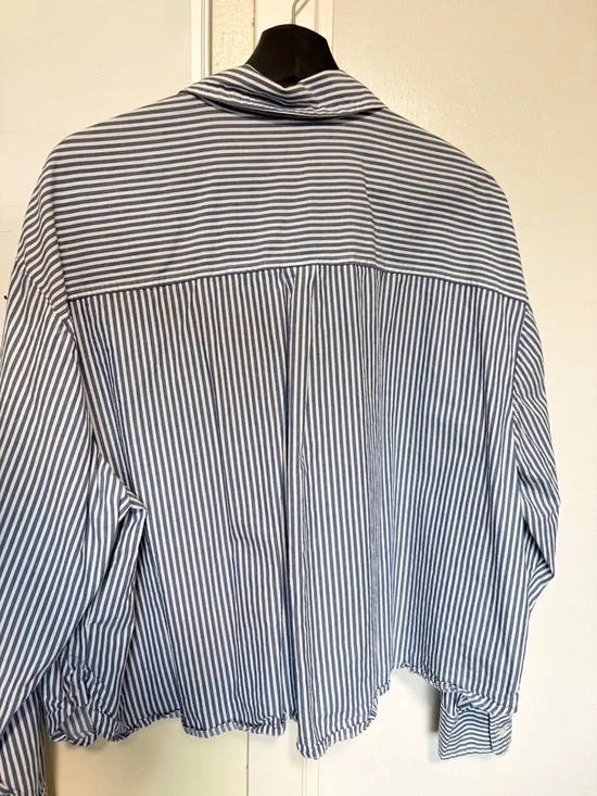 Old Navy Cropped Button Up Shirt Size XXL Blue and White Stripped - Picture 5 of 5